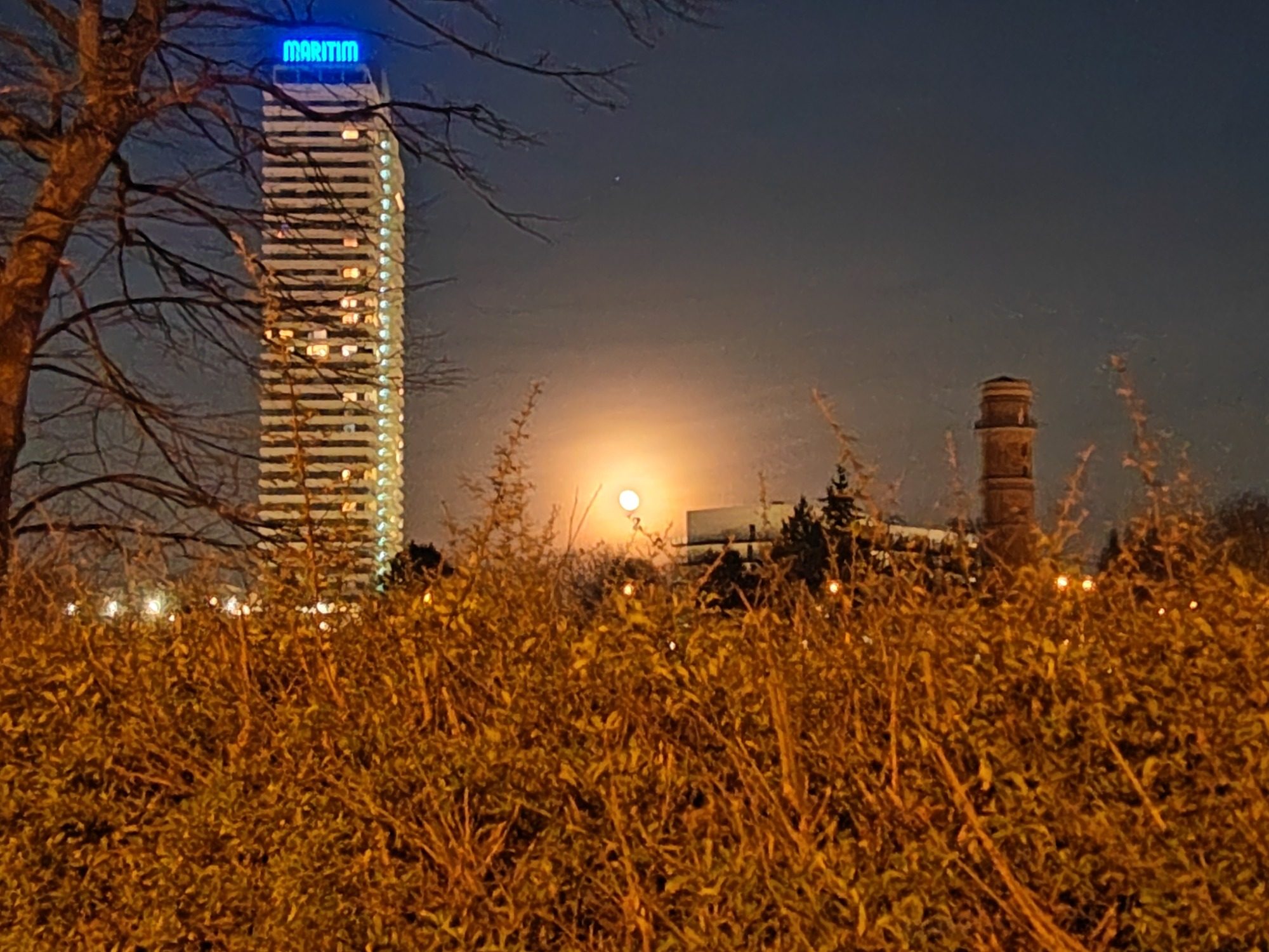 Mond zwischen zwei Türmen